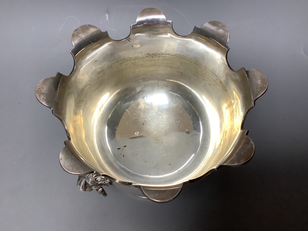 A George V silver small Monteith bowl, with lion mask ring handles, by Goldsmiths & Silversmiths Co Ltd, London, 1922, diameter 18cm